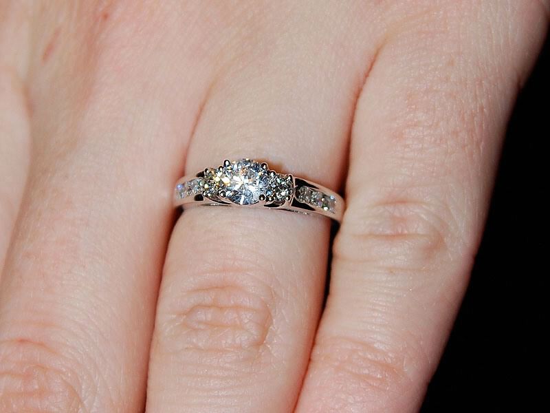 bague de sa boite et lui passait au doigt bague bague de sa boite et lui passait au doigt bague